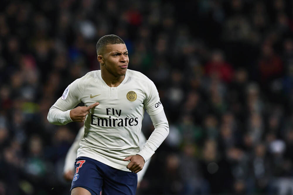 以现在的势头维斯塔潘几乎稳拿第五个世界冠军，面对各车队的全面追赶却依旧毫无悬念，车坛格局是否将彻底改写引发热议